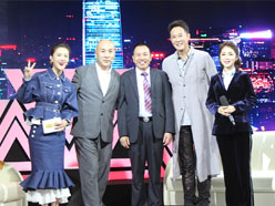 新望董事長(cháng)羅永輝與著(zhù)名歌星劉尊老師、汪正正老師、郭津彤老師、主持人雅琪在北京電視臺錄制節目現場(chǎng)親切合影